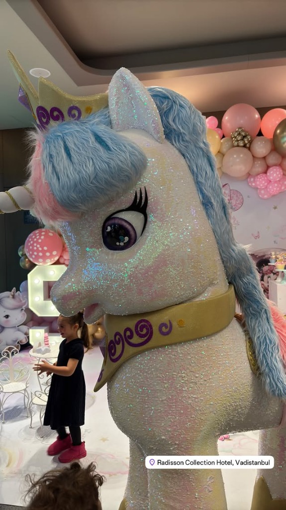 arkacep Radisson Unicorn Maskotu